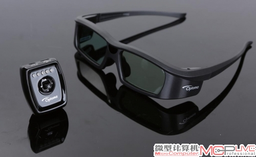 HD90标配一副主动式3D眼镜，通过针孔式充电接口充电，信号发射器为外置设计，略显麻烦。