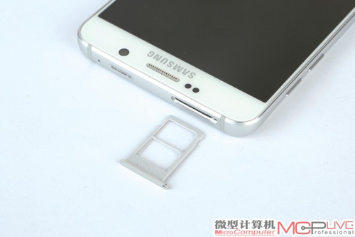 三星Galaxy Note5支持双卡全网通，弹出式卡槽位于机身顶端。